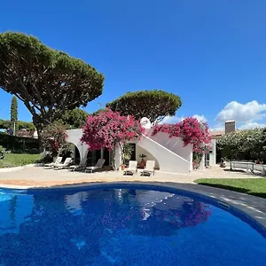 Traditional 3 Bedroom With Great Pool In The Heart Of Villa Vale do Lobo